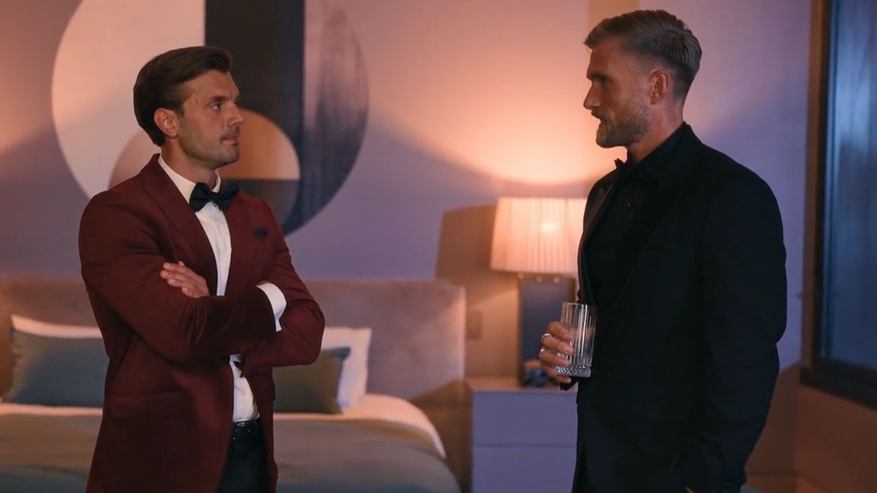Sebastian (r.) teilt Tim (l.) seine Entscheidung mit