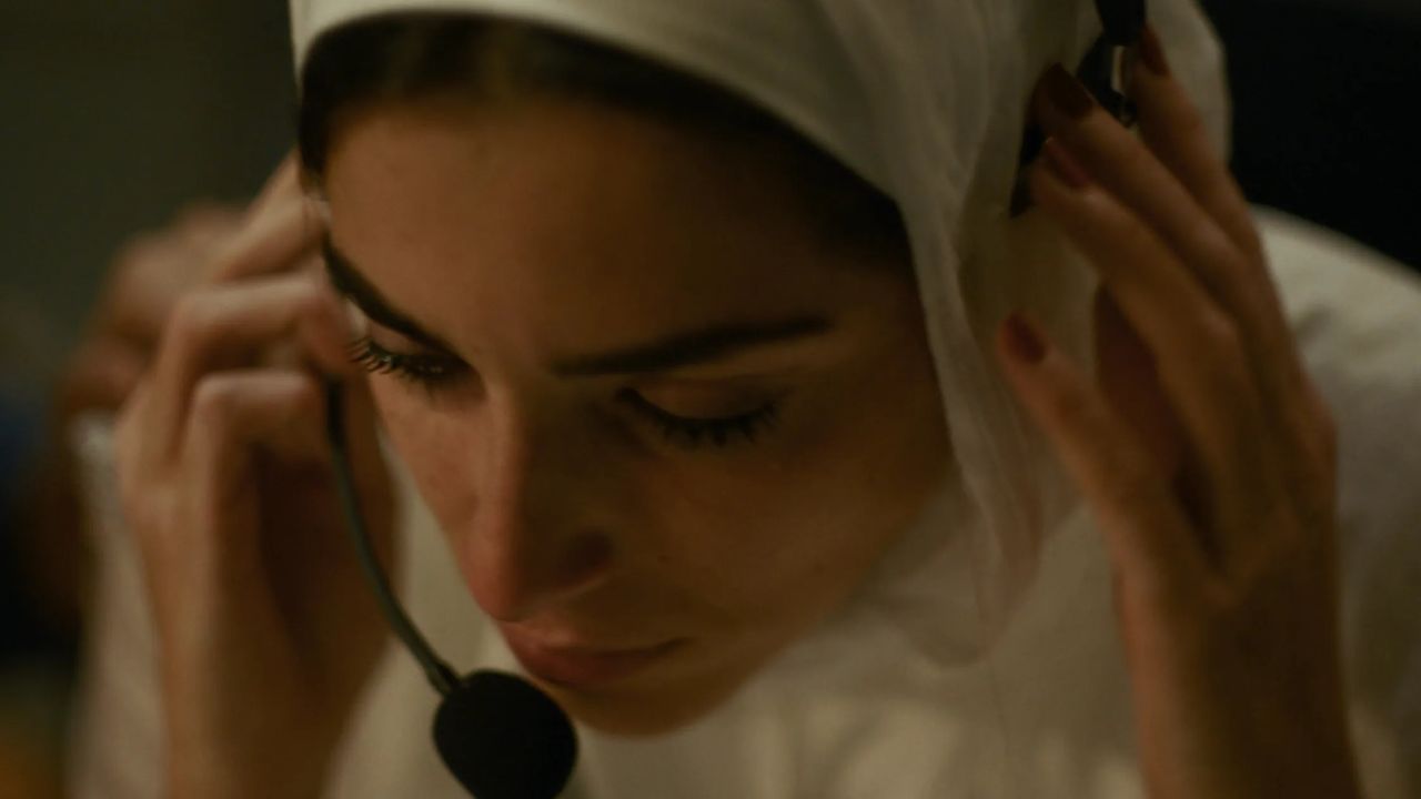 Rana (Saja Kilani) versucht Hind Rajab am Telefon den Mut zuzusprechen, den sie selbst immer mehr zu verlieren droht.