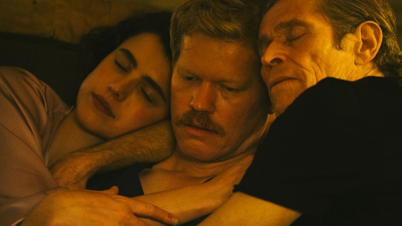 Robert (Jesse Plemons) in den Armen von Raymond (Willem Dafoe). Aber in denen darf er nur liegen, solange er wirklich ALLES tut, was sein Boss ihm befiehlt.