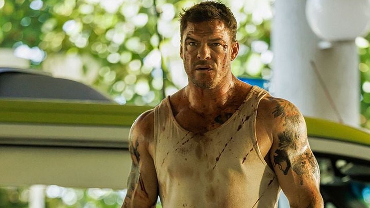 Alan Ritchson hat zum Glück nicht nur die Muskeln, sondern auch das rau-trockene Charisma seiner Vorbilder wie Arnold Schwarzenegger und Sylvester Stallone.