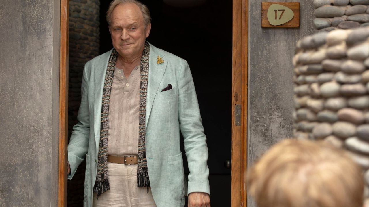 Mr. Prentice (Ulrich Tukur) braucht die Hilfe der Detektive.