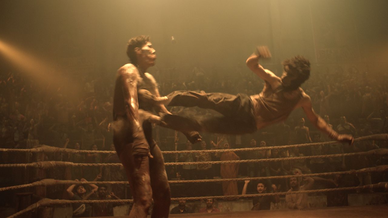 Als Untergrund-Kämpfer Monkey Man verdient sich Kid ein wenig Geld.