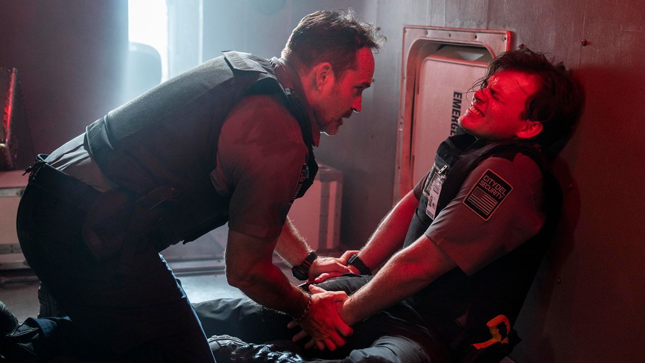 Vater und Sohn verschanzen sich vor den Gangstern im gepanzerten Geldtransporter. So eine Beschränkung auf einen beengten Ort spart natürlich auch Budget.