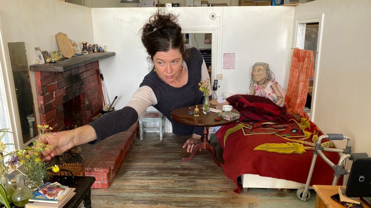 Anna Fitch richtet die letzten Details in ihrem 1:3-Modell des Häuschens ihrer verstorbenen Freundin.