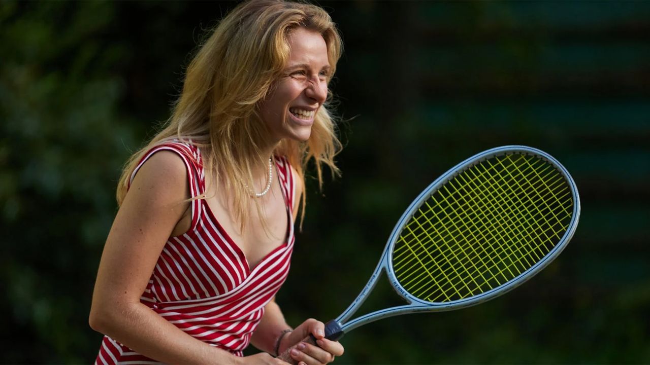 Macht auch mit dem Tennisschläger eine gute Figur: Lena Klenke als Steffi Graf.