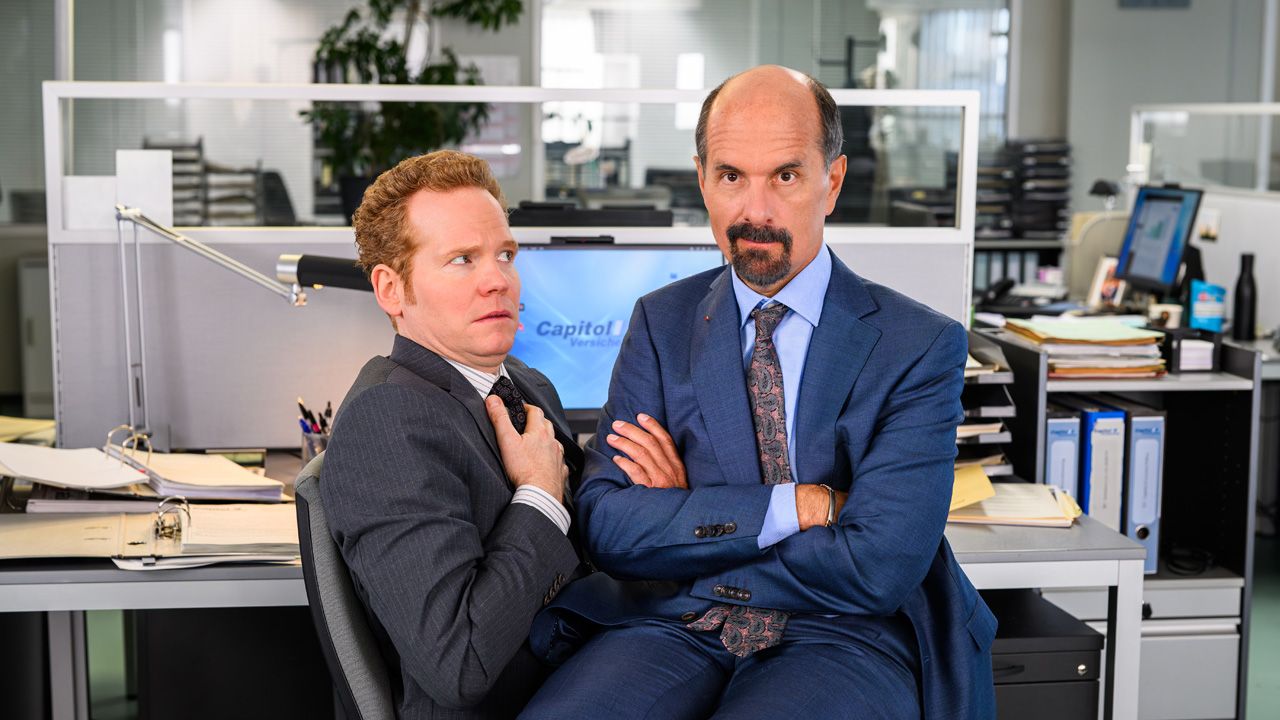 Bernd Stromberg (Christoph Maria Herbst) und Lars Lehnhoff (Laurens Walter) kriegen sich mal wieder in die Haare.