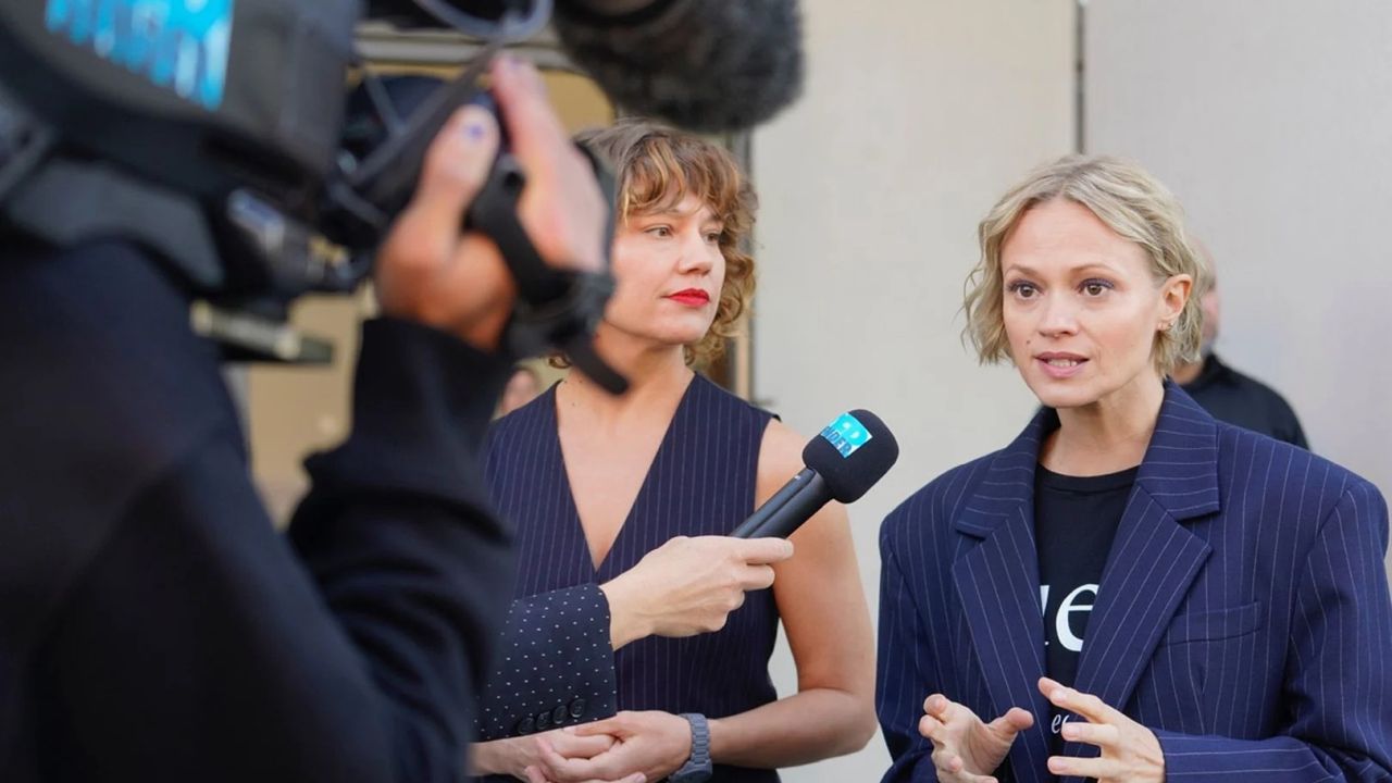 Plötzlich übernimmt die Splitterpartei FEM von Anita Martinelli (Britta Hammelstein) und Sarah Bedford (Mavie Hörbiger) die Regierungsmacht.