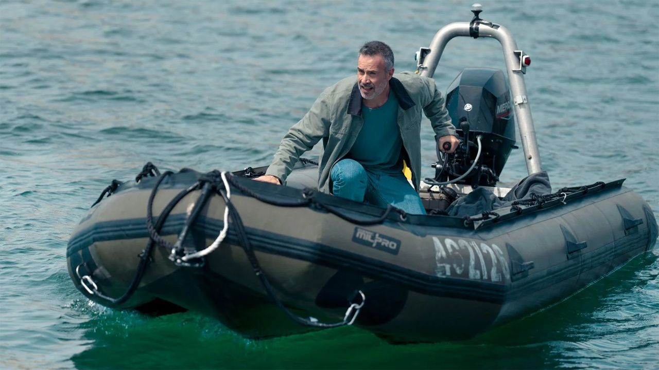 Wie in „Ich weiß noch immer, was du letzten Sommer getan hast“ kommt Freddie Prinze Jr. auch diesmal wieder im Boot zu Rettung geeilt.