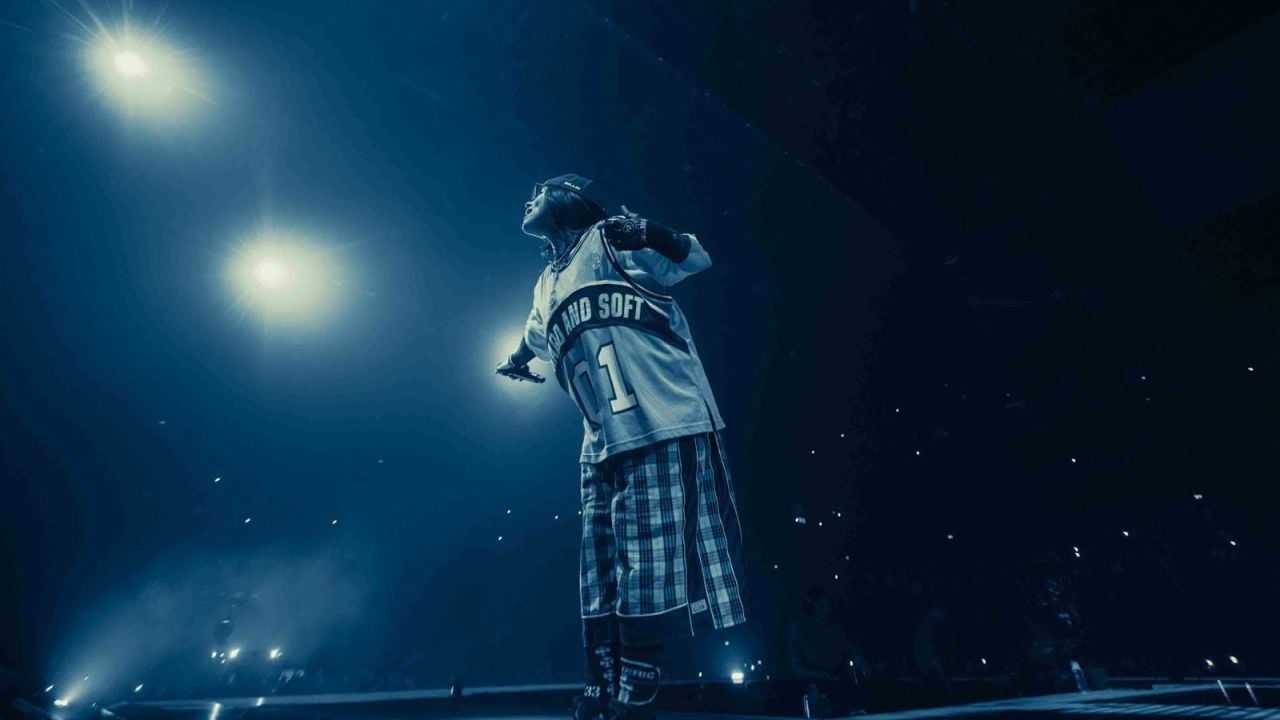 Billie Eilish performt nicht nur auf der Bühne – sie ist neben James Cameron auch Co-Regisseurin des Films!