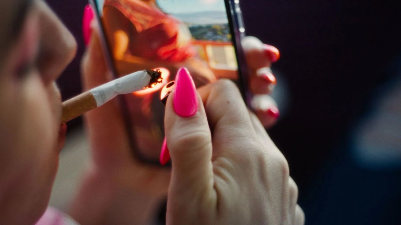 Die pinken, angeklebten Fingernägel zählen zu den Markenzeichen der kämpfenden Schwangeren.