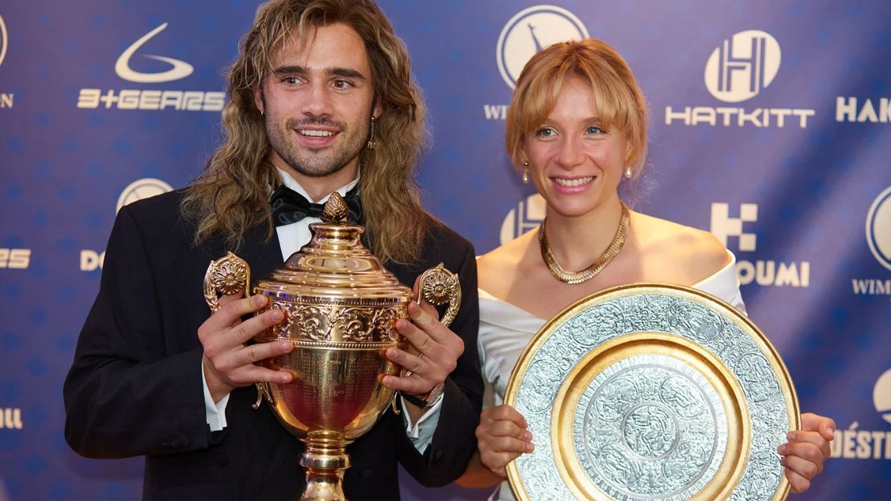 Toby Sebastian als Andre Agassi und Lena Klenke als Steffi Graf.