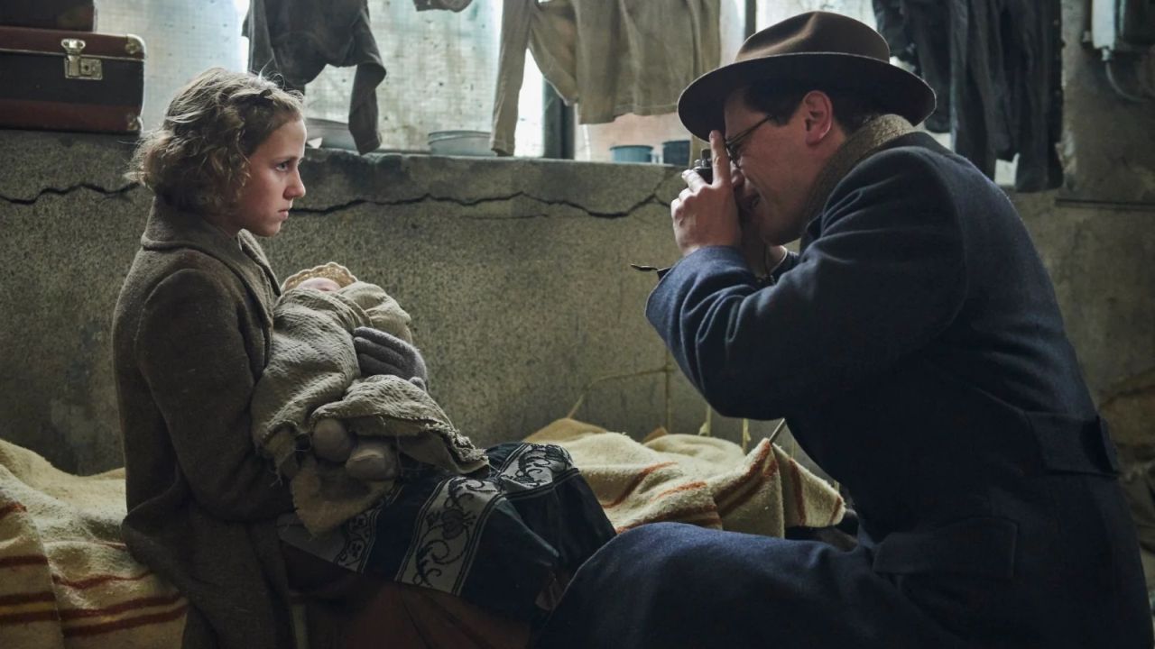 Der junge Winton (Johnny Flynn) lässt seinen Job als Börsenmakler in London hinter sich, um sich ganz auf die Rettung der Kinder aus Prag zu konzentrieren.