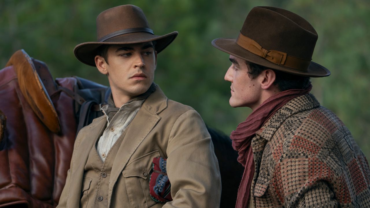 Hero Fiennes Tiffin (links) und Dónal Finn (rechts)