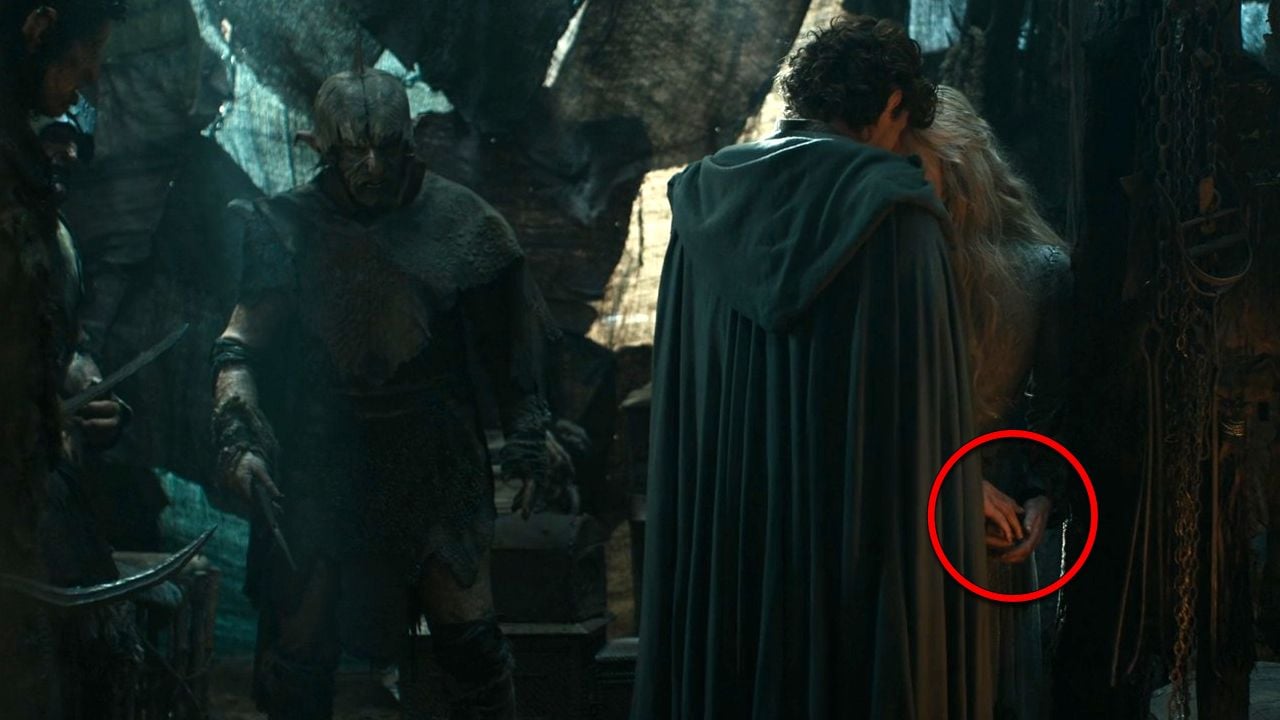... und steckt sie nach dem Kuss heimlich Galadriel zu.