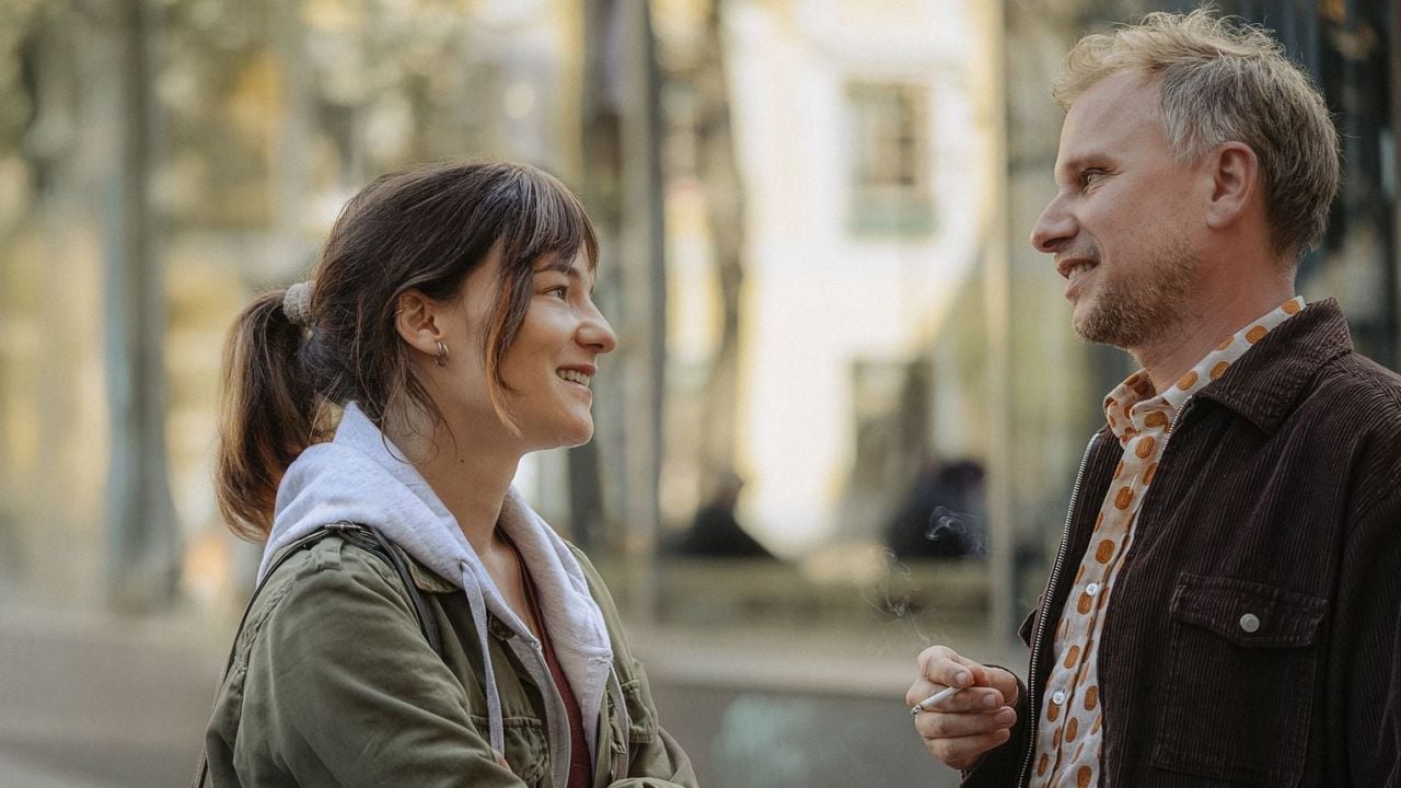 Barbara lernt Heli (Robert Stadlober) bei einer seiner Straßenperformances kennen – und findet in ihm nicht nur ihren Clowns-Coach, sondern auch ihren Ehemann. 