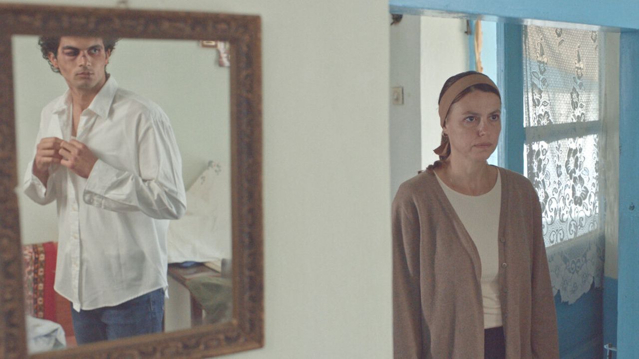 Adi (Ciprian Chiujdea) hat nach dem Überfall zunächst die volle Unterstützung seiner Eltern – aber auch nur, bis sie von seiner Homosexualität erfahren.