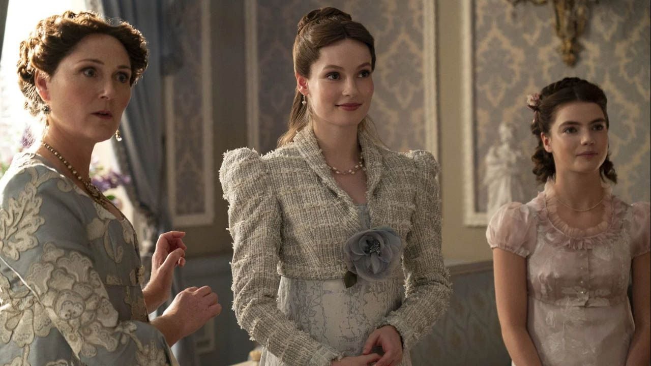 Florence Hunt (rechts) als Hyacinth Bridgerton in Staffel 3 der Netflix-Serie