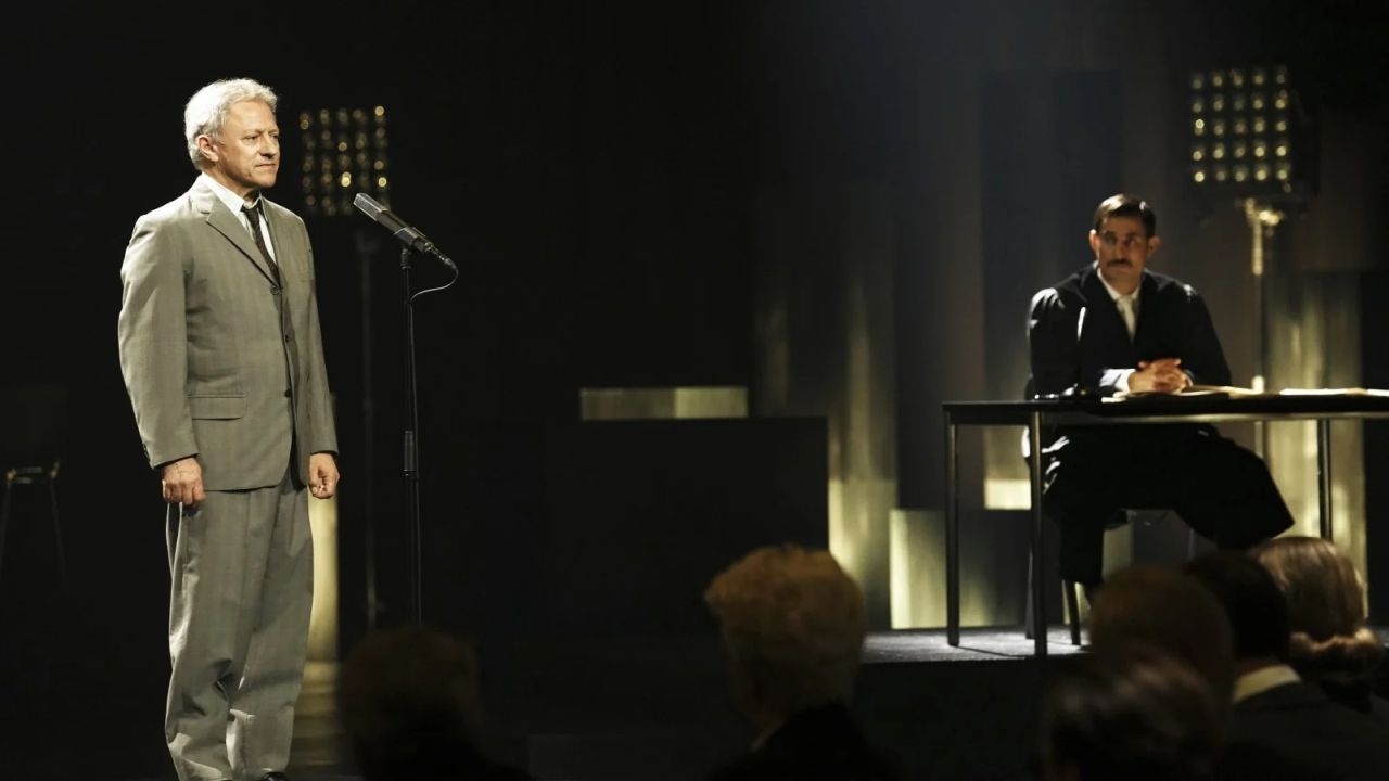 Die Zeug*innen treten nacheinander ins Licht, sodass ihnen und ihren Worten die ganze Aufmerksamkeit sicher ist. 