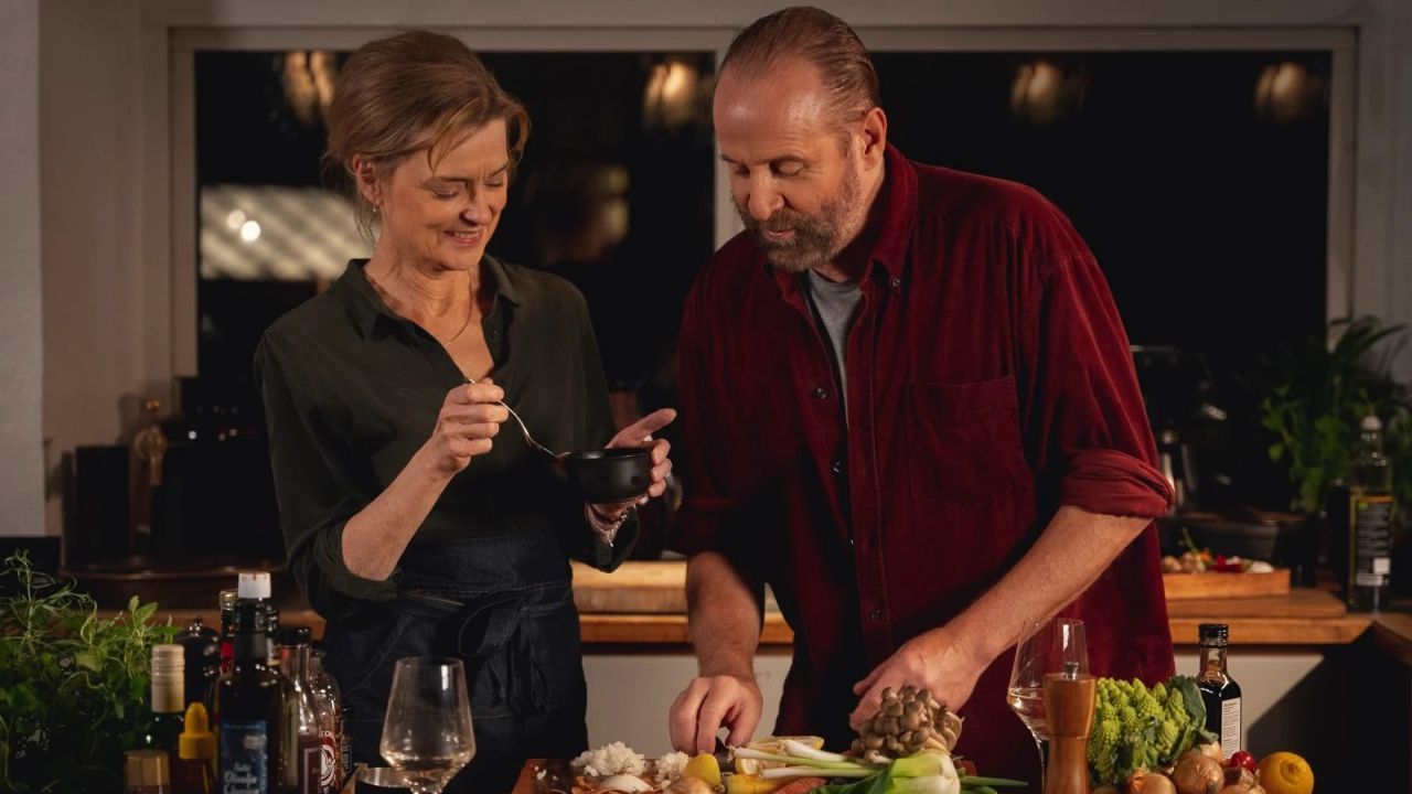 Im Schatten der hochwertigen Zutaten entwickelt sich zwischen Karin und Starkoch Henrik (Peter Stormare) eine vorsichtige Romanze.