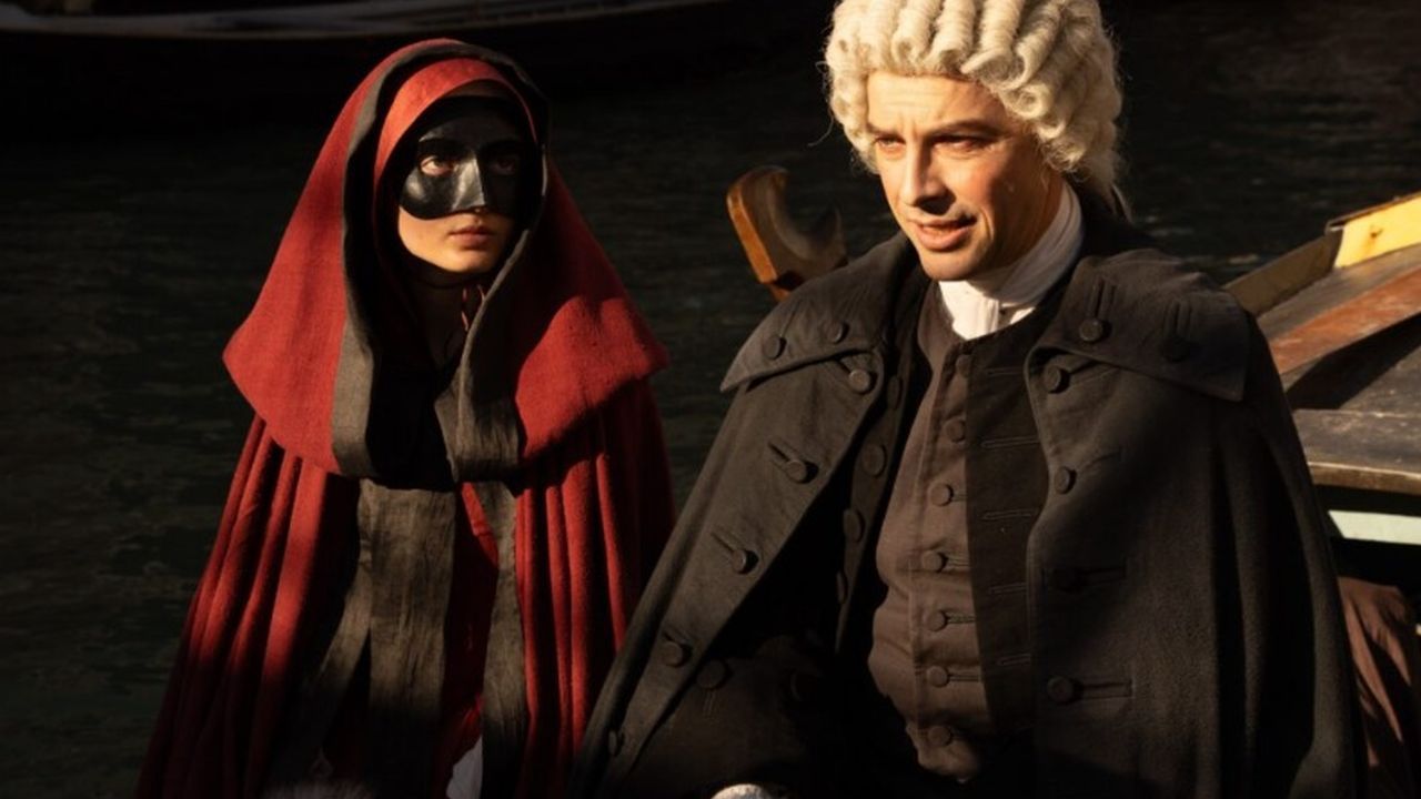 Die Mädchen des Waisenhauses dürfen zwar musizieren, müssen ihr Gesicht dabei aber hinter einer Maske verbergen.