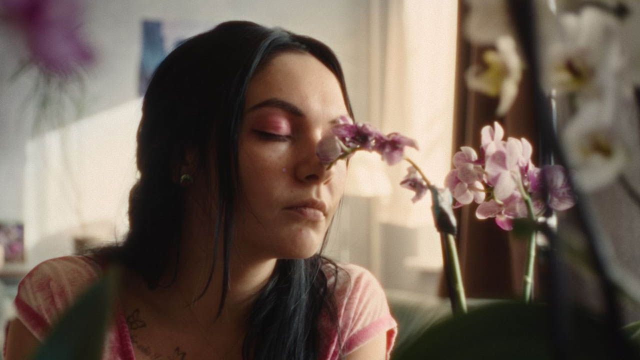 Mit Erdmännchen-Energie und den Bildern einer realen Geburt: Emma Nova erklärt im FILMSTARTS-Interview, wie sie in "Vena" Vorurteilen entgegentreten will