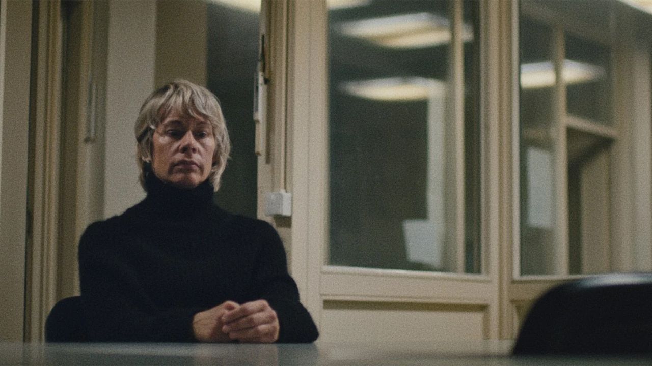 Nachgestellte Szenen zeigen keine blutigen Taten, sondern vor allem  Marianne Atzeroth-Freier bei ihren Ermittlungen und der Verzweiflung über die mangelnde Unterstützung.