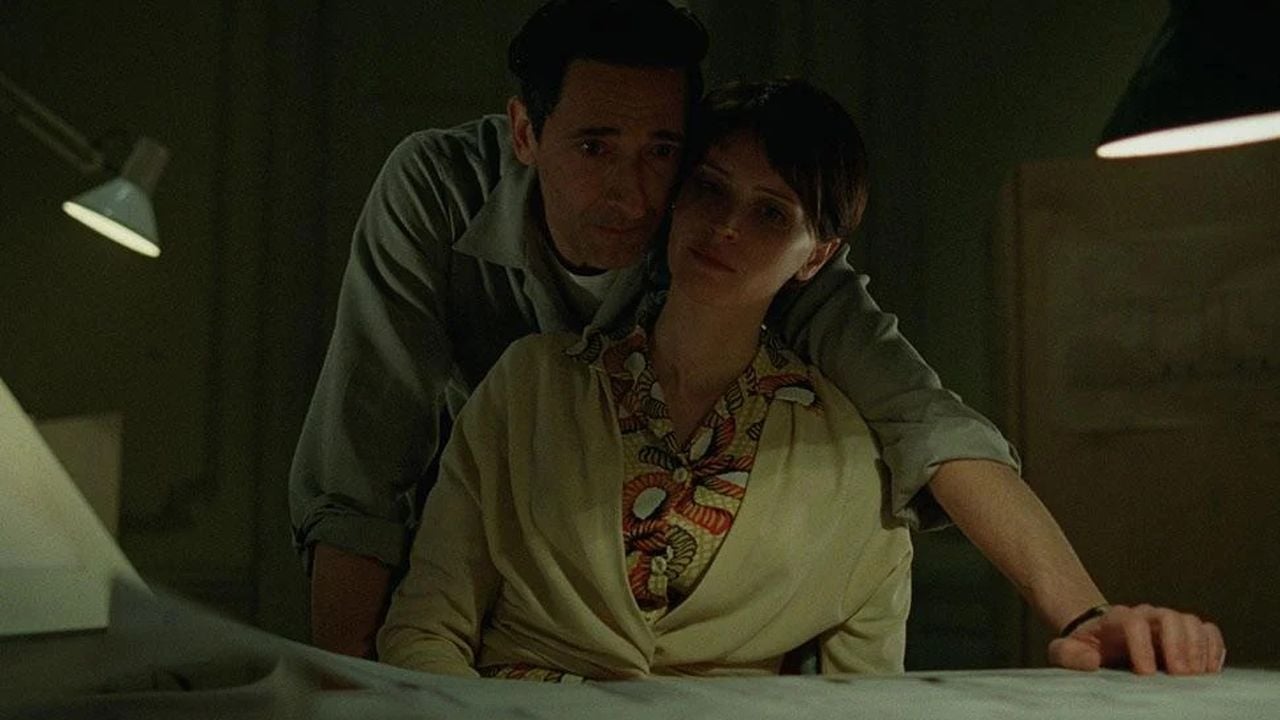 László Tóth (Adrien Brody) ist erleichtert, als er seine Frau Erzsébet (Felicity Jones) nach vielen Jahren der Trennung endlich wieder in die Arme schließen kann.