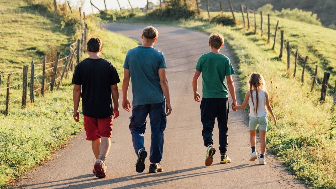 Nach dem Tod des Vaters müssen die Heranwachsenden plötzlich allein mit dem Hof und dem Käse klarkommen.