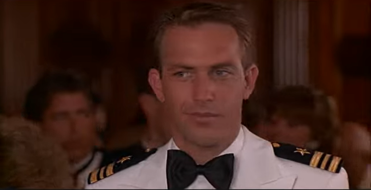 Brad Pitt guckt Kevin Costner über die Schulter