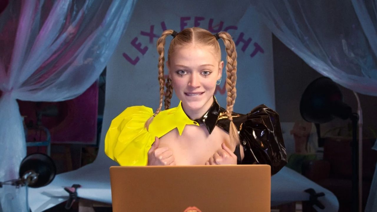 Sarah (Nora Islei) stürzt sich kopfüber in ihre neue Berufung als Online-Cam-Girl Lexi Feucht!  