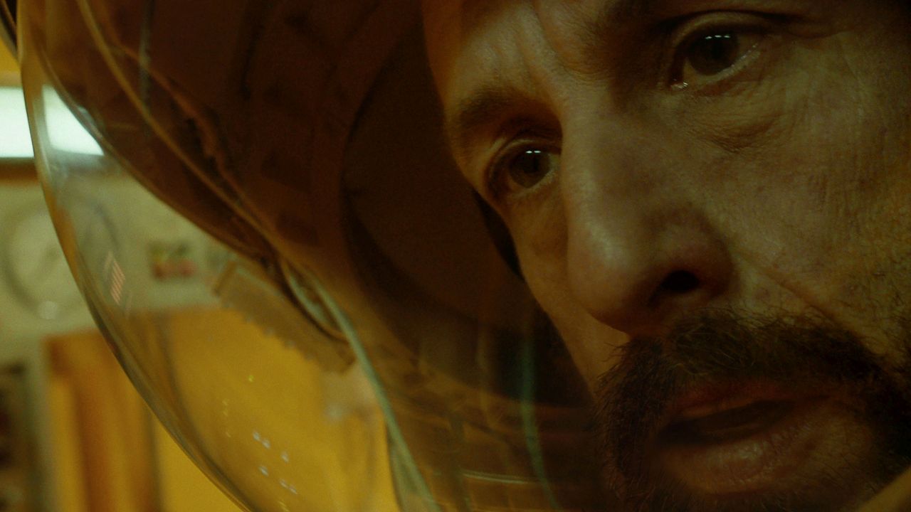 Adam Sandler ist in „Spaceman“ alleine im All … bis er auf ein seelsorgendes Spinnen-Alien trifft.