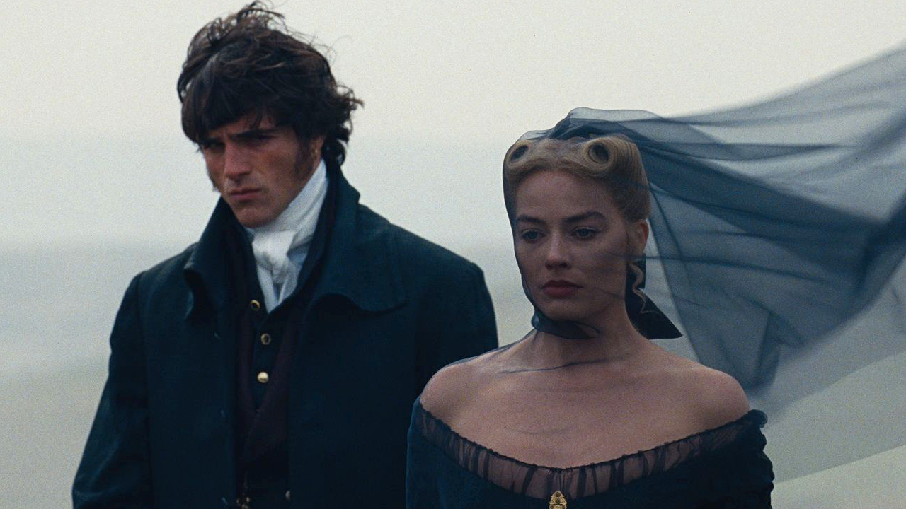 Heathcliff (Jacob Elordi) und Cathy (Margot Robbie) verbindet eine aussichtslose Liebe