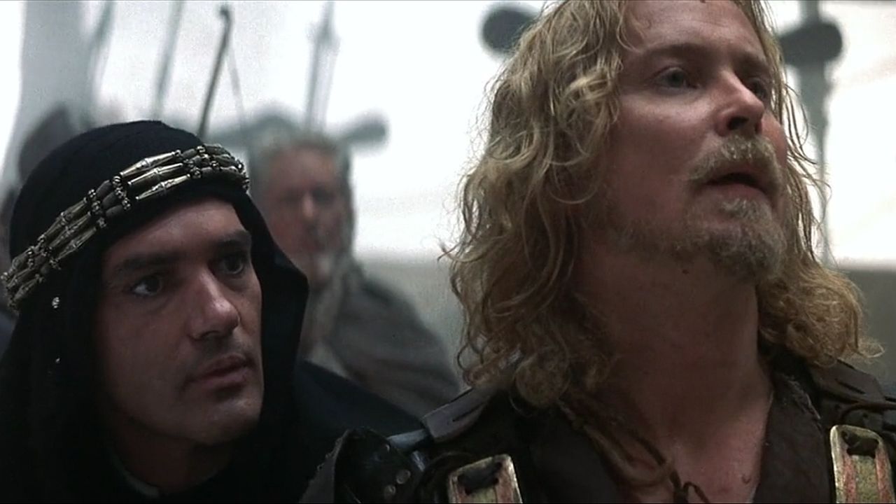 Ahmad Ibn Fadlān (Antonio Banderas, l.) staunt über die rauen Sitten bei den Nordmännern.