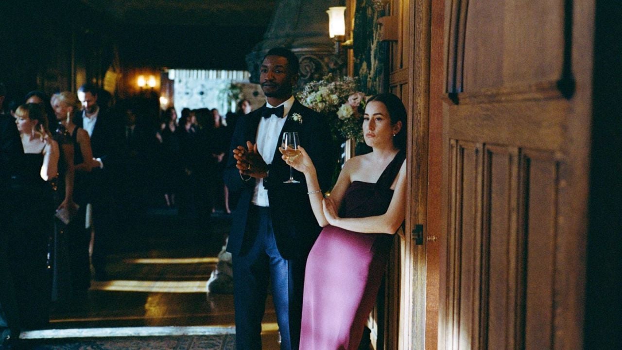 Mit der US-Sängerin und „Licorice Pizza“-Hauptdarstellerin Alana Haim ist noch ein dritter Star mit Kult-Appeal in „Das Drama“ dabei. 