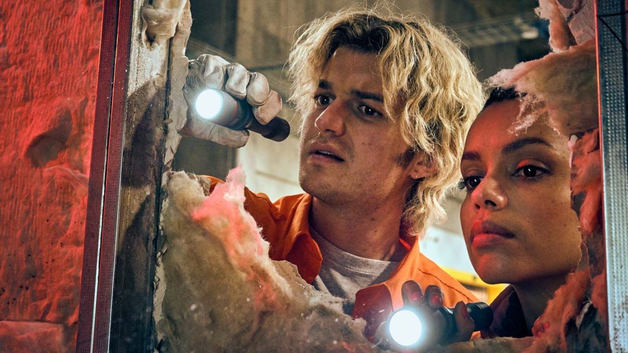 Wachmann Travis (Joe Keery) und seine Kollegin Naomi (Georgina Campbell) gehen merkwürdigen Vorkommnissen in einer Self-Storage-Anlage auf den Grund.