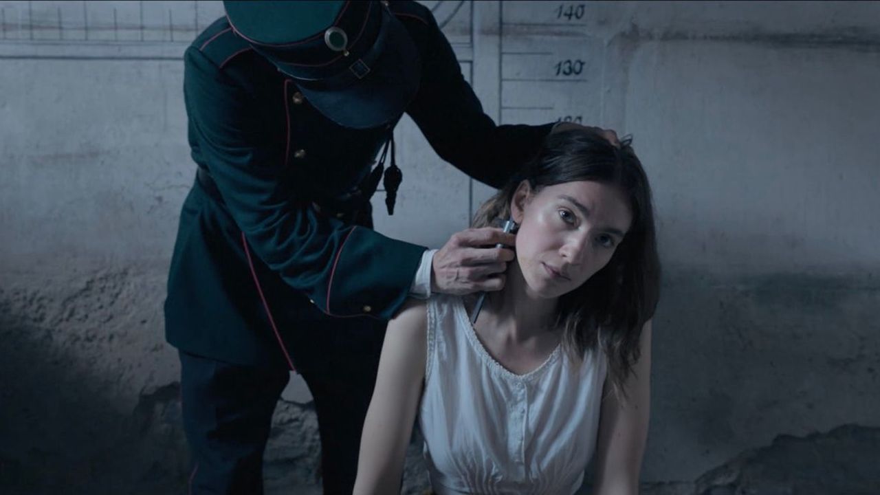 Im Gefängnis muss Frieda Keller (Julia Buchmann) immer wieder unmenschliche Behandlungen über sich ergehen lassen.