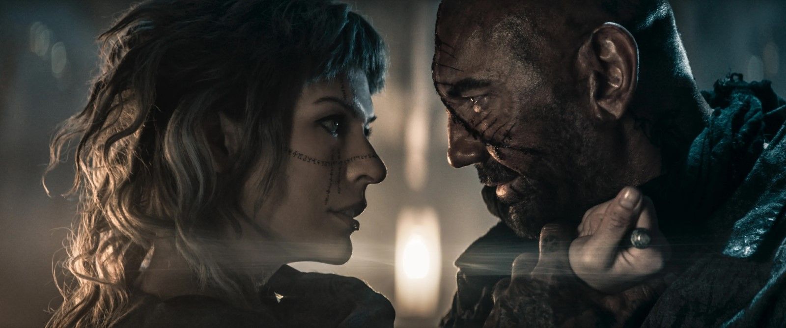 Milla Jovovich als Gray Alys und Dave Bautista als Boyce in 