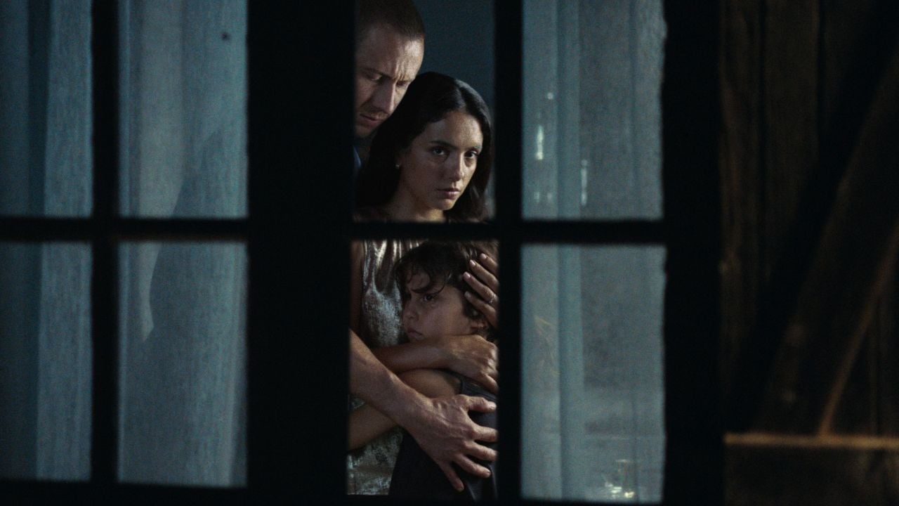 Thomas (Bastien Bouillon), Nora (Hafsia Herzi) und Tochter Ida (Tawba El Gharchi) müssen in dieser Nacht besonders dicht beieinanderstehen.  