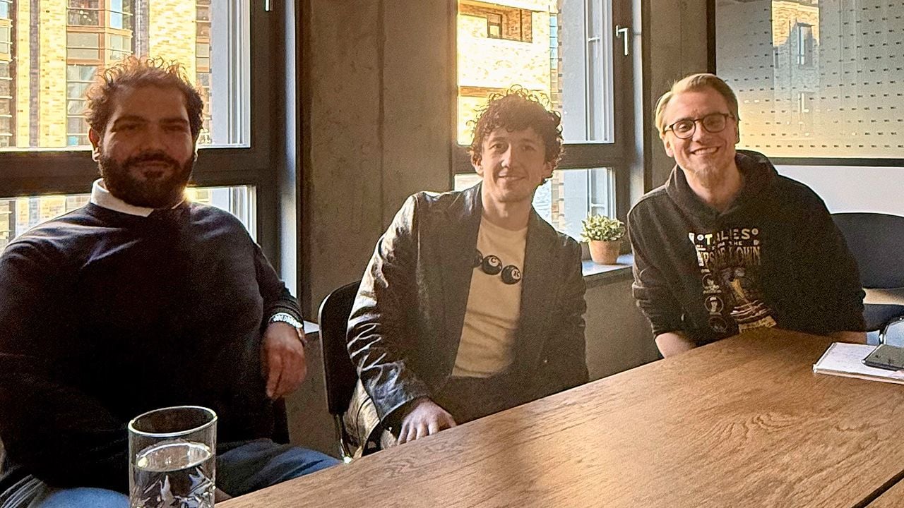 Danilo „Lenny“ Kamperidis und Maxi „Moritz“ Mundt beim gemütlichen Plausch mit FILMSTARTS-Redakteur Markus Trutt