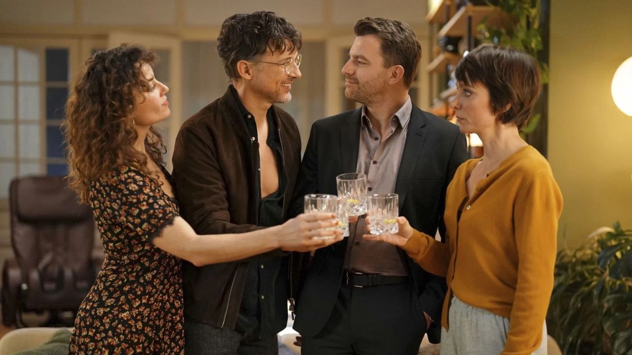 Als die vier Bettgespiel*innen schließlich doch noch aufeinandertreffen, schaut kaum noch jemand besonders glücklich – geschweige denn vorfreudig – drein. 