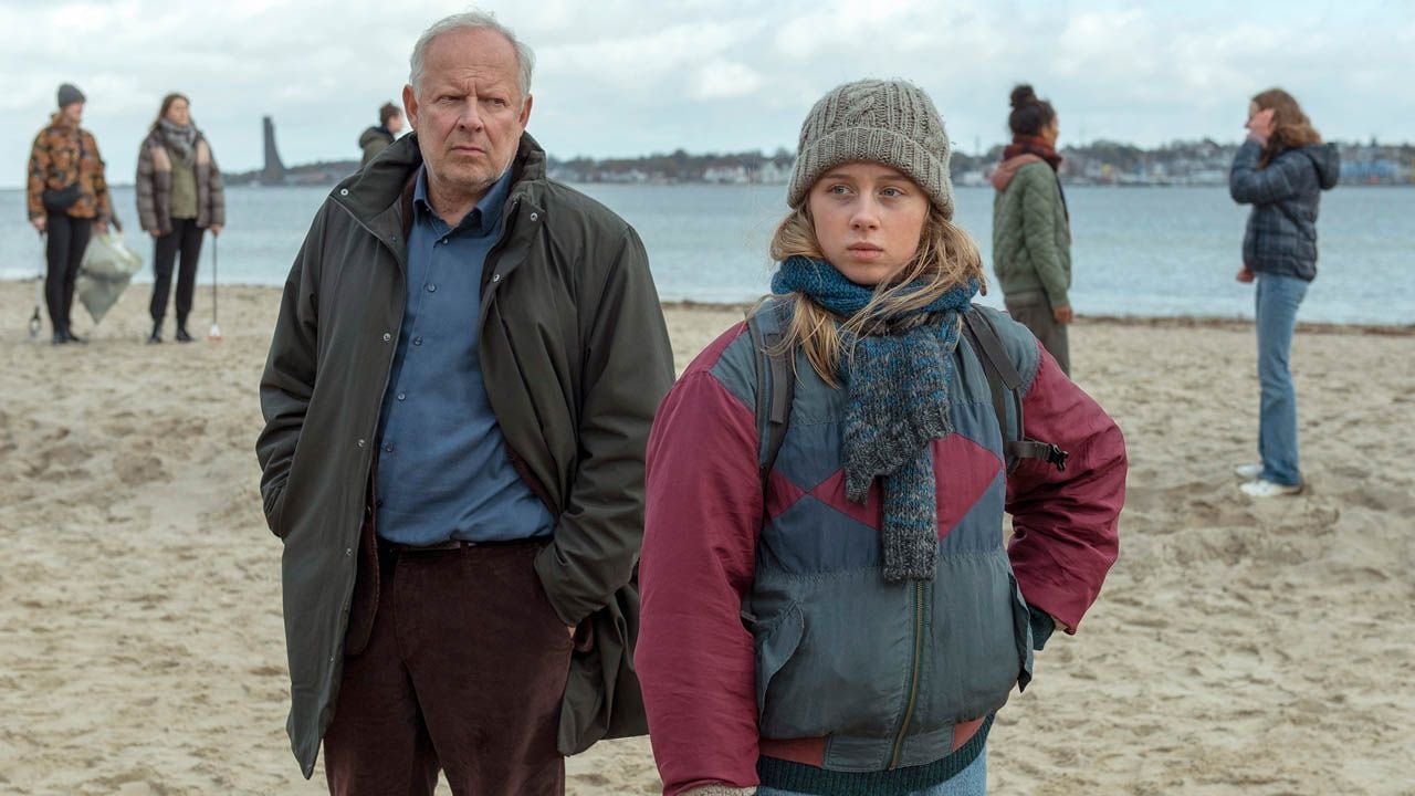Borowski (Axel Milberg) versucht, durch Klimaaktivistin Leonie (Johanna Götting) den Geschehnissen auf die Spur zu kommen