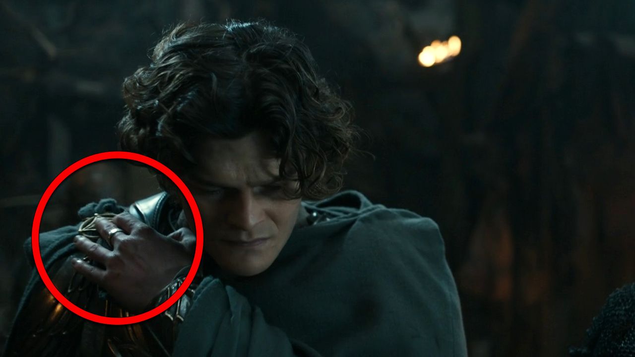 Elrond nimmt die Schnalle seines Mantels ab...