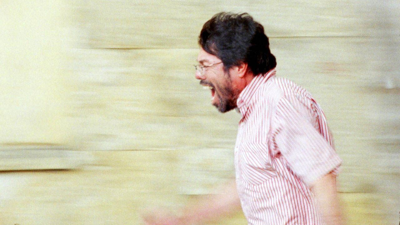 Oscar Restrepo (Ubeimar Rios) ist gescheiterter Dichter, Alkoholiker und wohnt mit Mitte 50 wieder bei seiner Mutter – trotzdem gibt ihn der Film nie ganz der Lächerlichkeit preis.