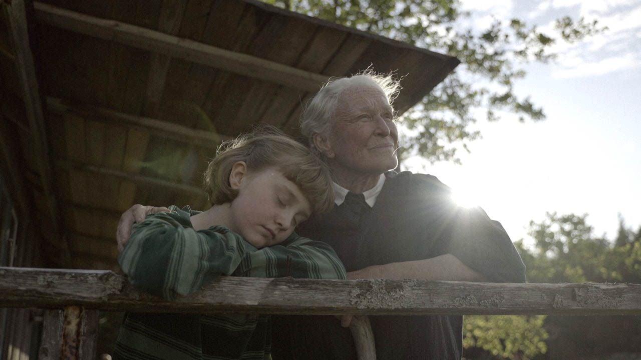 Sophia (Emily Matthews) und ihre Großmutter (Glenn Close) driften gemeinsam durch den Sommer.