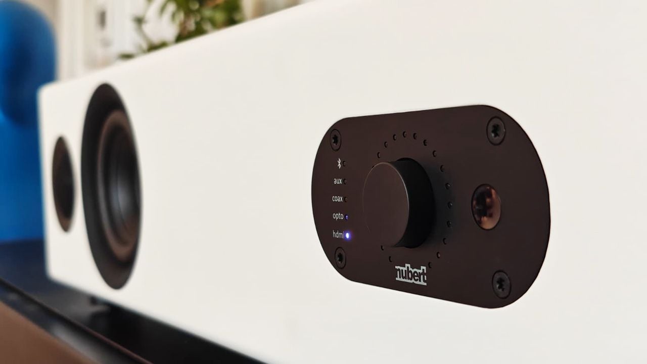 Weil dicke Tieftöner an der Unterseite verbaut sind, braucht ihr keinen Subwoofer mehr, der im Wohnzimmer rumsteht.