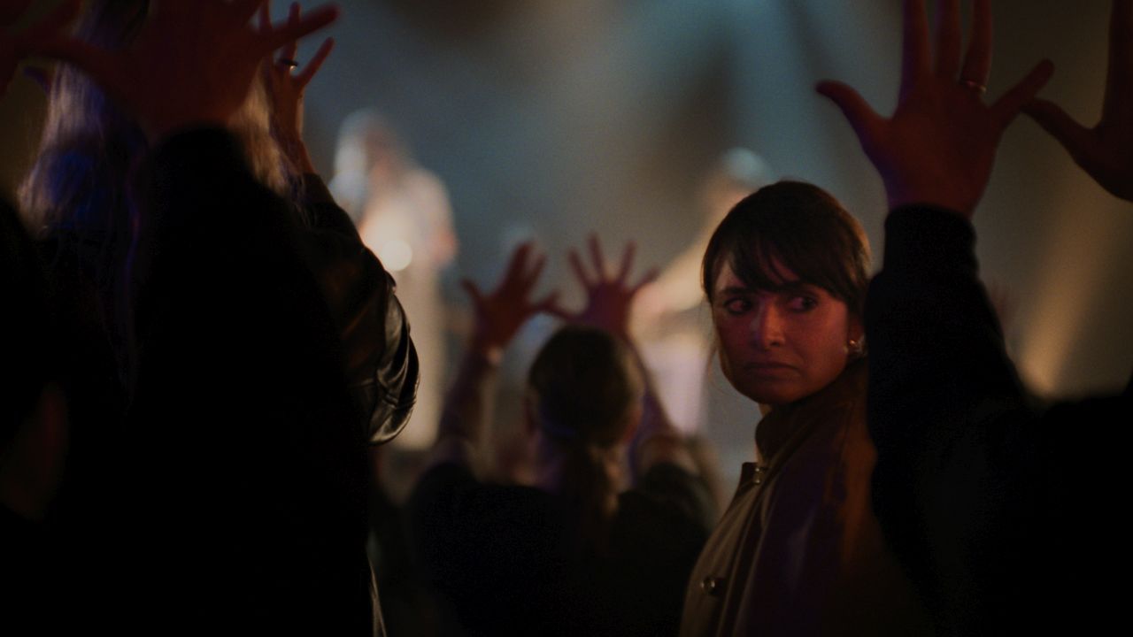 Isabel (Mia Maestro) trifft bei einem Konzert auf den Sänger Elliott (Lee Pace), dessen Fans jedes Wort seiner Songs auf versteckte Botschaften abklopfen.