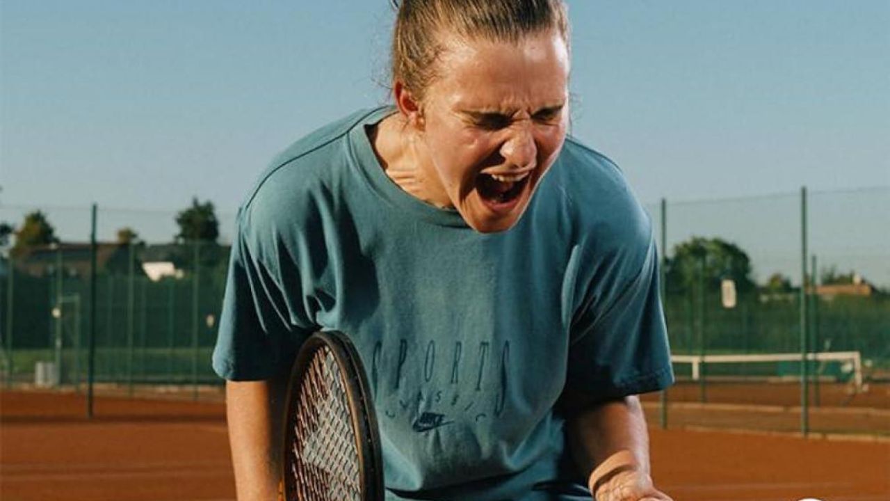 Julie (Tessa Van den Broeck) hat den unbedingten Willen, es auf dem Tennisplatz zu etwas zu bringen.