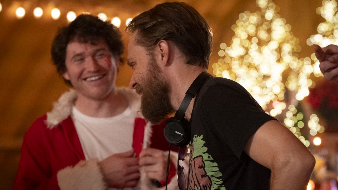 Regisseur Mike P. Nelson und sein Hauptdarsteller Rohan Campbell („Helloween Kills“) haben am Set von „Silent Night, Deadly Night“ eine gute Zeit.