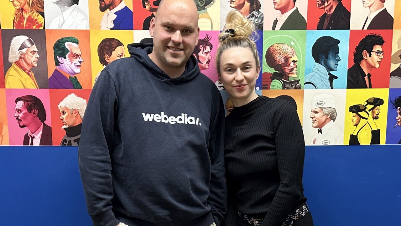 „Rote Sterne überm Feld“-Hauptdarstellerin Hannah Ehrlichmann mit FILMSTARTS-Chefredakteur Christoph Petersen in unserer Berliner Redaktion.