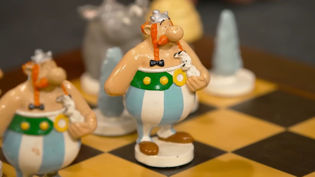 Obelix ist einer der bekanntesten Comic-Charaktere der Welt. Auf dem Arm trägt er seinen Hund Idefix.